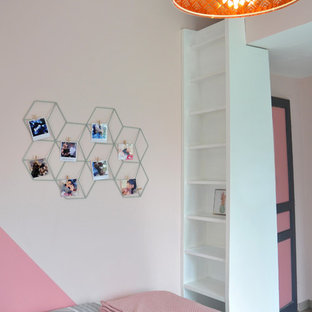 Imagen de dormitorio tipo loft, moderno, de tamaño medio, con paredes rosas y suelo gris
