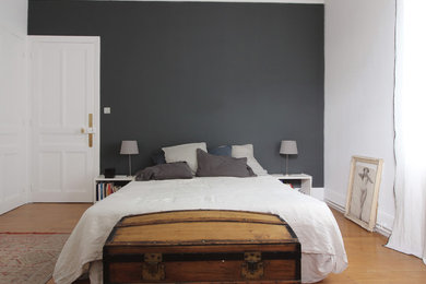 Mittelgroßes Modernes Hauptschlafzimmer mit weißer Wandfarbe, braunem Holzboden und braunem Boden in Marseille