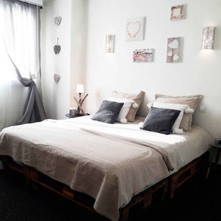 Imagen de dormitorio principal, exótico, grande, sin chimenea, con paredes blancas, moqueta y suelo negro