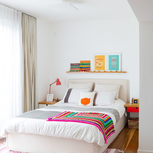 Idée de décoration pour une chambre nordique avec un mur blanc et un sol marron.