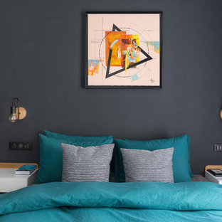 Cette photo montre une chambre scandinave avec un mur noir.