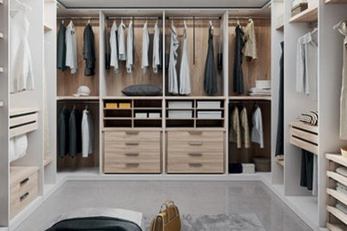 Inspiration for a modern wardrobe in Grenoble.