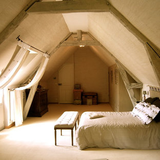 Inspiration pour une grand chambre avec moquette rustique avec un mur beige et aucune cheminée.