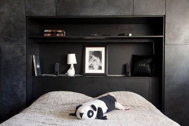 This is an example of a modern bedroom in Toulouse.