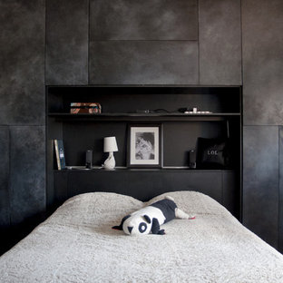 Idées déco pour une chambre parentale moderne de taille moyenne avec un mur noir et un sol en bois brun.