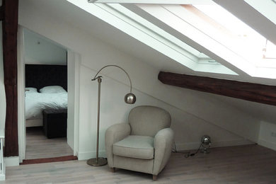 Photo of a contemporary bedroom in Paris.