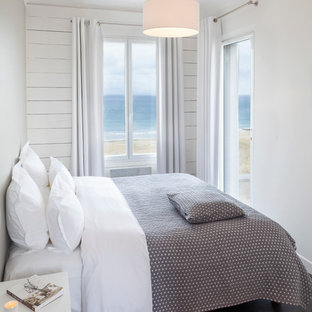 Foto de habitación de invitados marinera, pequeña, sin chimenea, con paredes blancas y suelo de madera oscura
