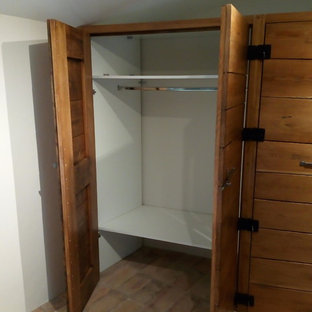 Modelo de dormitorio principal, vintage, pequeño, sin chimenea, con paredes blancas y suelo rosa