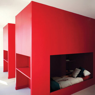 Kleines Modernes Hauptschlafzimmer mit roter Wandfarbe in Nantes