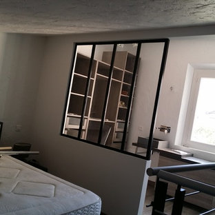 Imagen de dormitorio principal, contemporáneo, de tamaño medio, con paredes blancas y suelo de linóleo