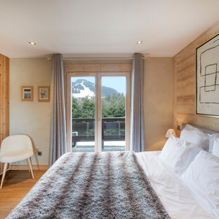 Cette photo montre une chambre parentale montagne avec un sol en bois brun.