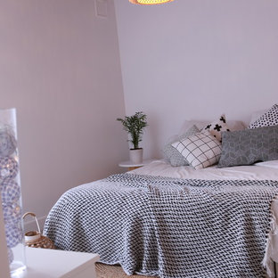 Foto de dormitorio principal, actual, de tamaño medio, con paredes blancas, suelo de linóleo y suelo blanco