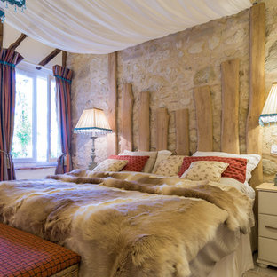 Cette image montre une chambre rustique avec un mur beige.