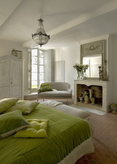 Country Bedroom by Décoration et provence