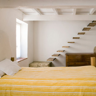 Cette image montre une chambre d'amis rustique de taille moyenne avec un mur blanc.
