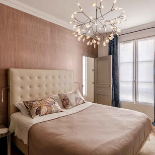 Idées déco pour une chambre parentale contemporaine de taille moyenne avec un sol en bois clair, une cheminée d'angle, un manteau de cheminée en pierre et un mur marron.