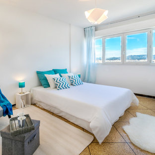 Idées déco pour une chambre parentale bord de mer de taille moyenne avec un mur blanc, un sol en carrelage de céramique et aucune cheminée.