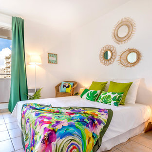Inspiration pour une chambre parentale ethnique de taille moyenne avec un mur blanc et un sol en carrelage de céramique.