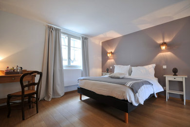 Imagen de dormitorio principal campestre grande con paredes beige