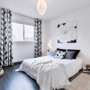 Idée de décoration pour une grand chambre parentale tradition avec un mur blanc et aucune cheminée.