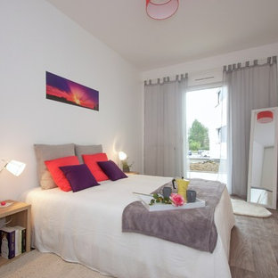 Foto de dormitorio urbano con paredes púrpuras y suelo de madera clara