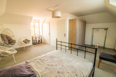 Cette photo montre une chambre tendance de taille moyenne avec un mur blanc et un sol gris.