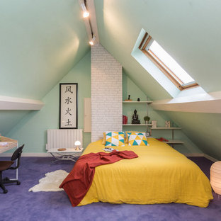 Idée de décoration pour une chambre avec moquette bohème avec un mur vert et un sol violet.