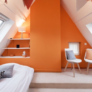 Inspiration pour une chambre avec moquette design avec un mur orange et un sol beige.