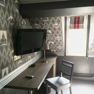 Modelo de dormitorio tipo loft, romántico, pequeño, con paredes grises, suelo de linóleo y suelo gris