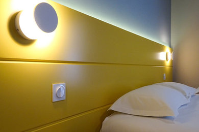 Cette image montre une chambre avec moquette design de taille moyenne.