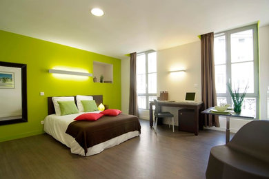 サンテティエンヌにあるコンテンポラリースタイルのおしゃれな寝室のインテリア