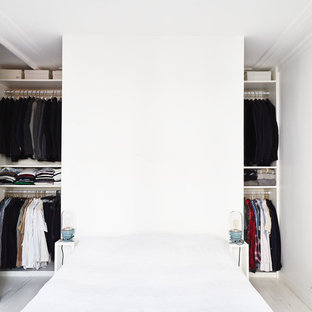 Foto di una camera da letto nordica di medie dimensioni con pavimento in legno verniciato e pareti bianche