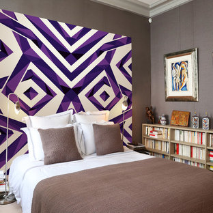 Aménagement d'une chambre contemporaine avec un mur violet.
