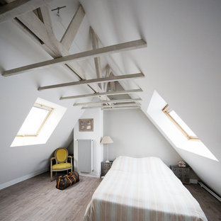 Diseño de dormitorio tipo loft, actual, de tamaño medio, con paredes beige y suelo de linóleo