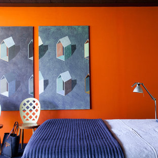 Inspiration pour une chambre design avec un mur orange.