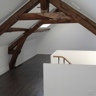 Modelo de habitación de invitados clásica, grande, con paredes blancas, suelo de linóleo y suelo gris