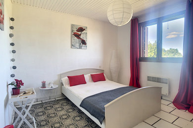 This is an example of a modern bedroom in Toulouse.