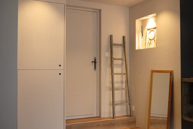 Idée de décoration pour une chambre parentale nordique de taille moyenne avec un mur bleu, un sol en vinyl et un sol beige.