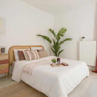 Diseño de dormitorio principal, exótico, de tamaño medio, con paredes blancas, suelo de linóleo y suelo gris