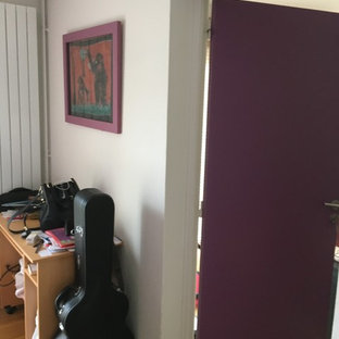 Foto de dormitorio principal, tropical, de tamaño medio, con paredes púrpuras, suelo de madera oscura y suelo marrón