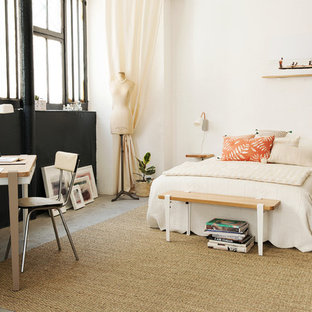 Exemple d'une chambre industrielle avec un mur blanc.