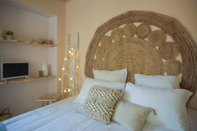 Idée de décoration pour une chambre champêtre de taille moyenne avec un mur beige.