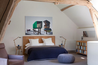 Modelo de dormitorio tipo loft y blanco y madera ecléctico grande con paredes blancas y techo inclinado
