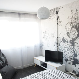 Modelo de dormitorio principal, moderno, de tamaño medio, con paredes grises, suelo de linóleo y suelo gris