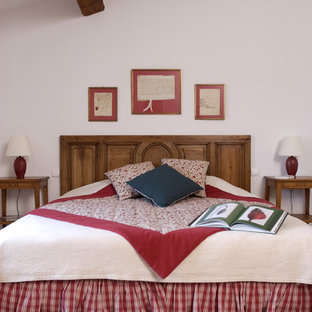 Diseño de habitación de invitados tradicional, de tamaño medio, con paredes blancas y suelo de baldosas de terracota