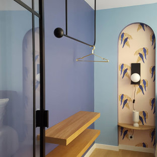 Mittelgroßes Stilmix Hauptschlafzimmer mit blauer Wandfarbe und hellem Holzboden