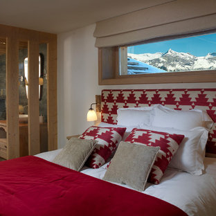 Cette image montre une chambre chalet avec un mur blanc.