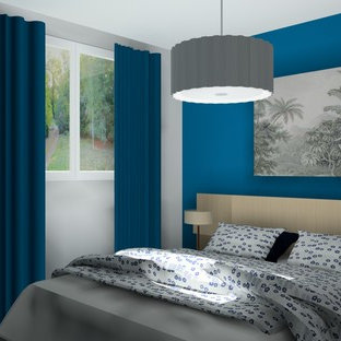 Foto de dormitorio principal, contemporáneo, de tamaño medio, con paredes azules, suelo laminado y suelo beige