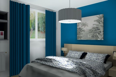 Aménagement d'une chambre parentale contemporaine de taille moyenne avec un mur bleu, sol en stratifié et un sol beige.