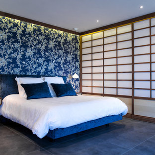 Foto de dormitorio principal, de estilo zen, extra grande, con paredes azules, suelo de baldosas de cerámica y suelo gris